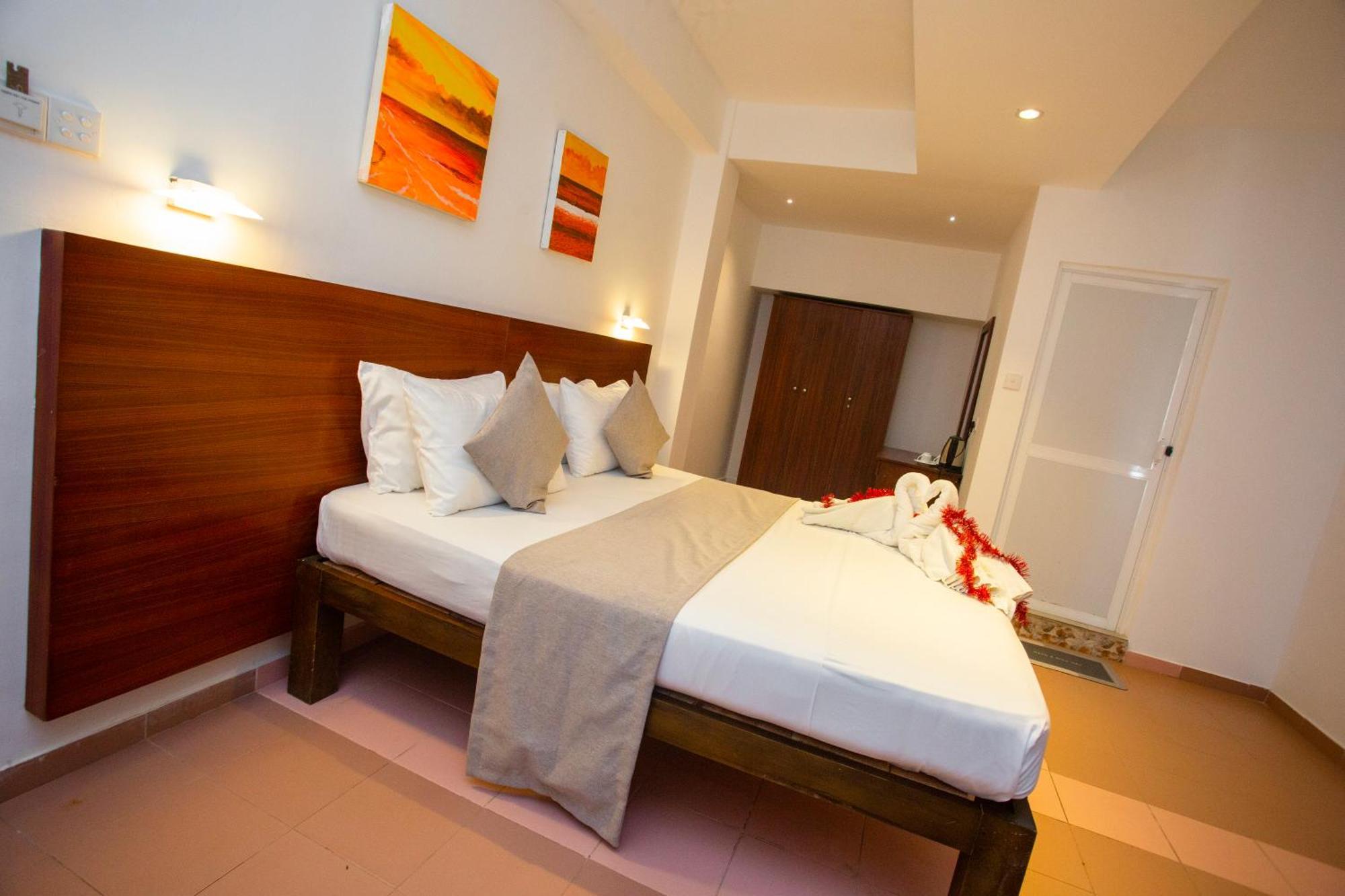 Lucky Seven Hikkaduwa Hotel Bagian luar foto
