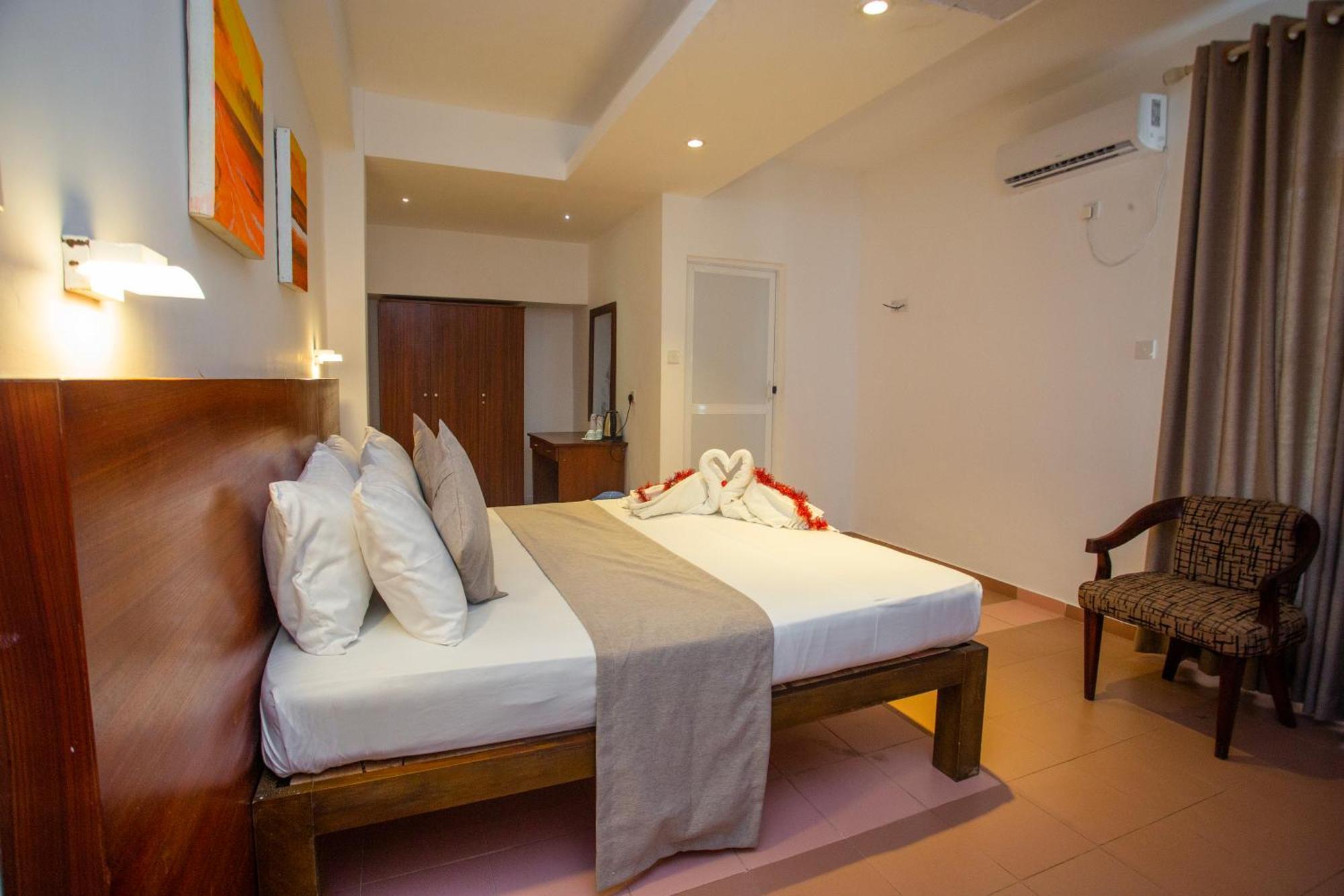 Lucky Seven Hikkaduwa Hotel Bagian luar foto