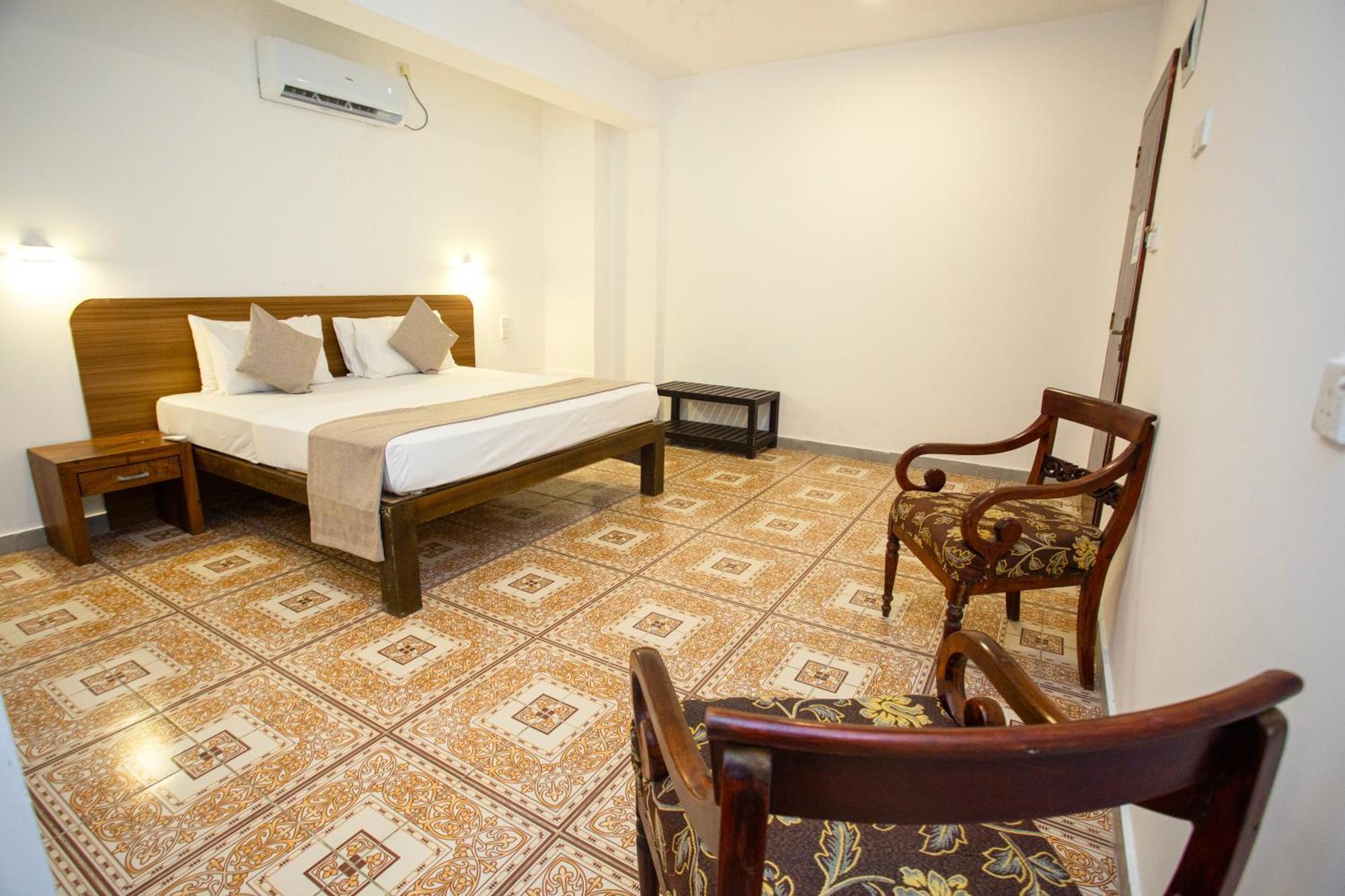 Lucky Seven Hikkaduwa Hotel Bagian luar foto