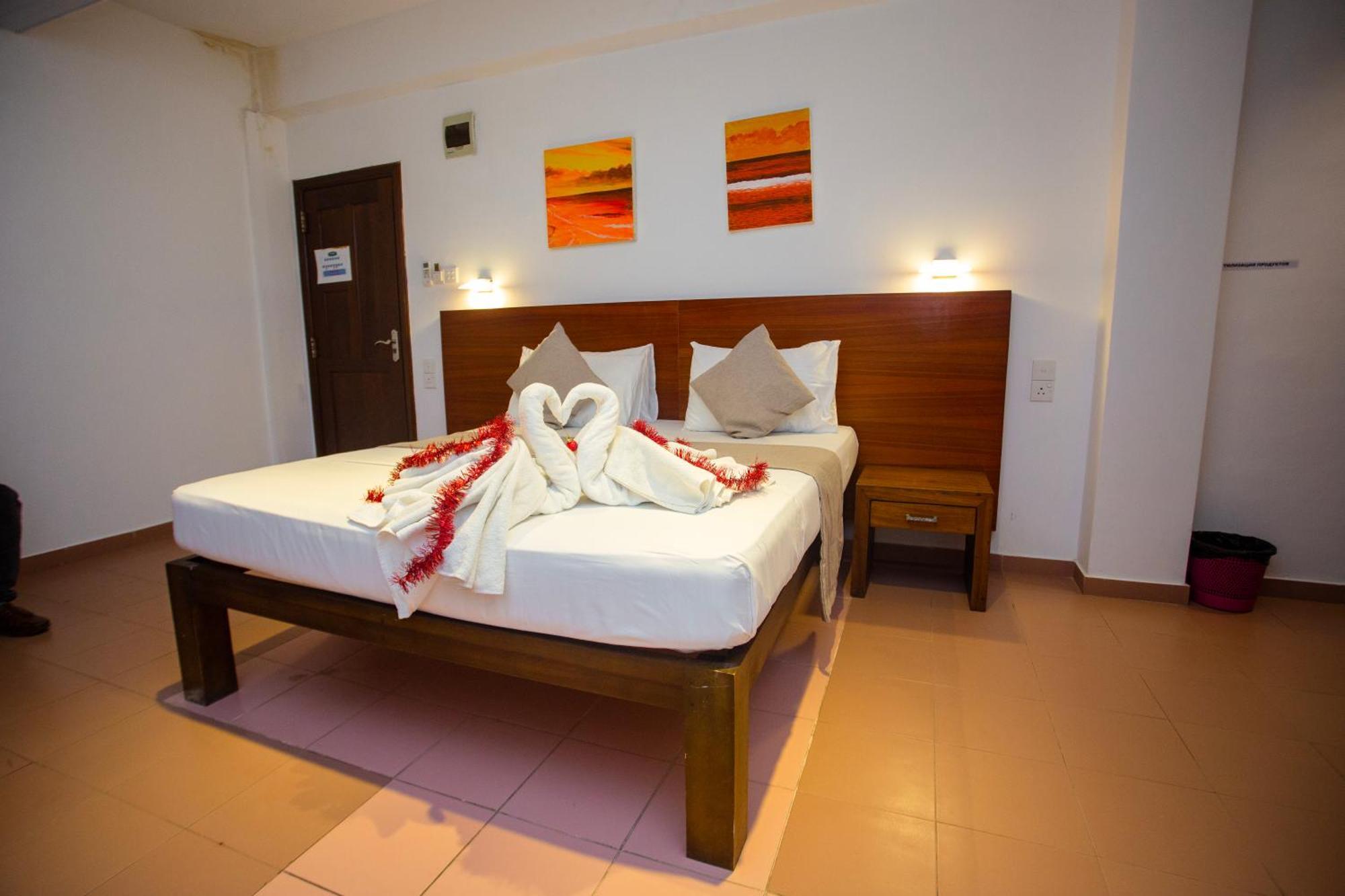 Lucky Seven Hikkaduwa Hotel Bagian luar foto