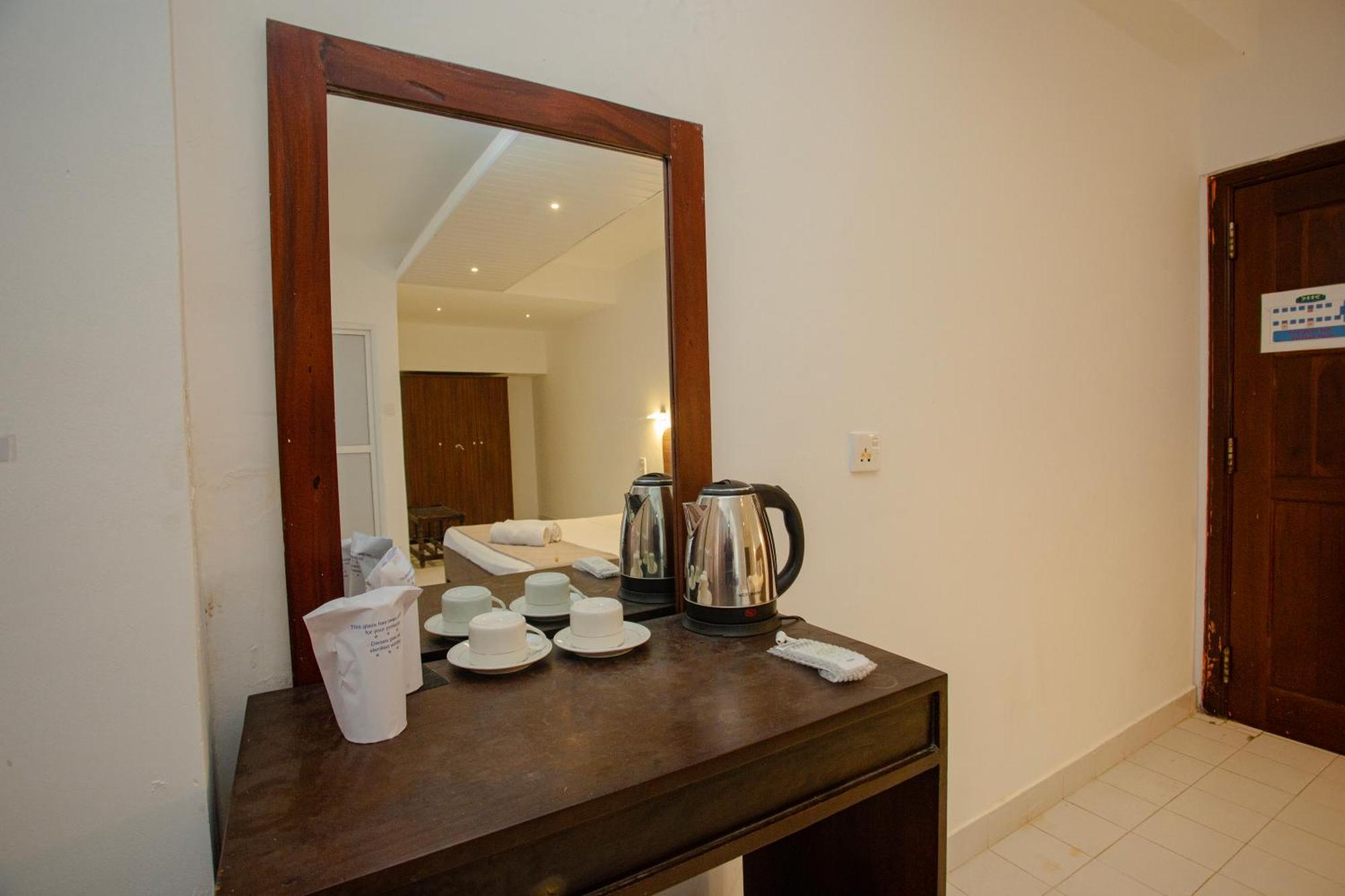 Lucky Seven Hikkaduwa Hotel Bagian luar foto