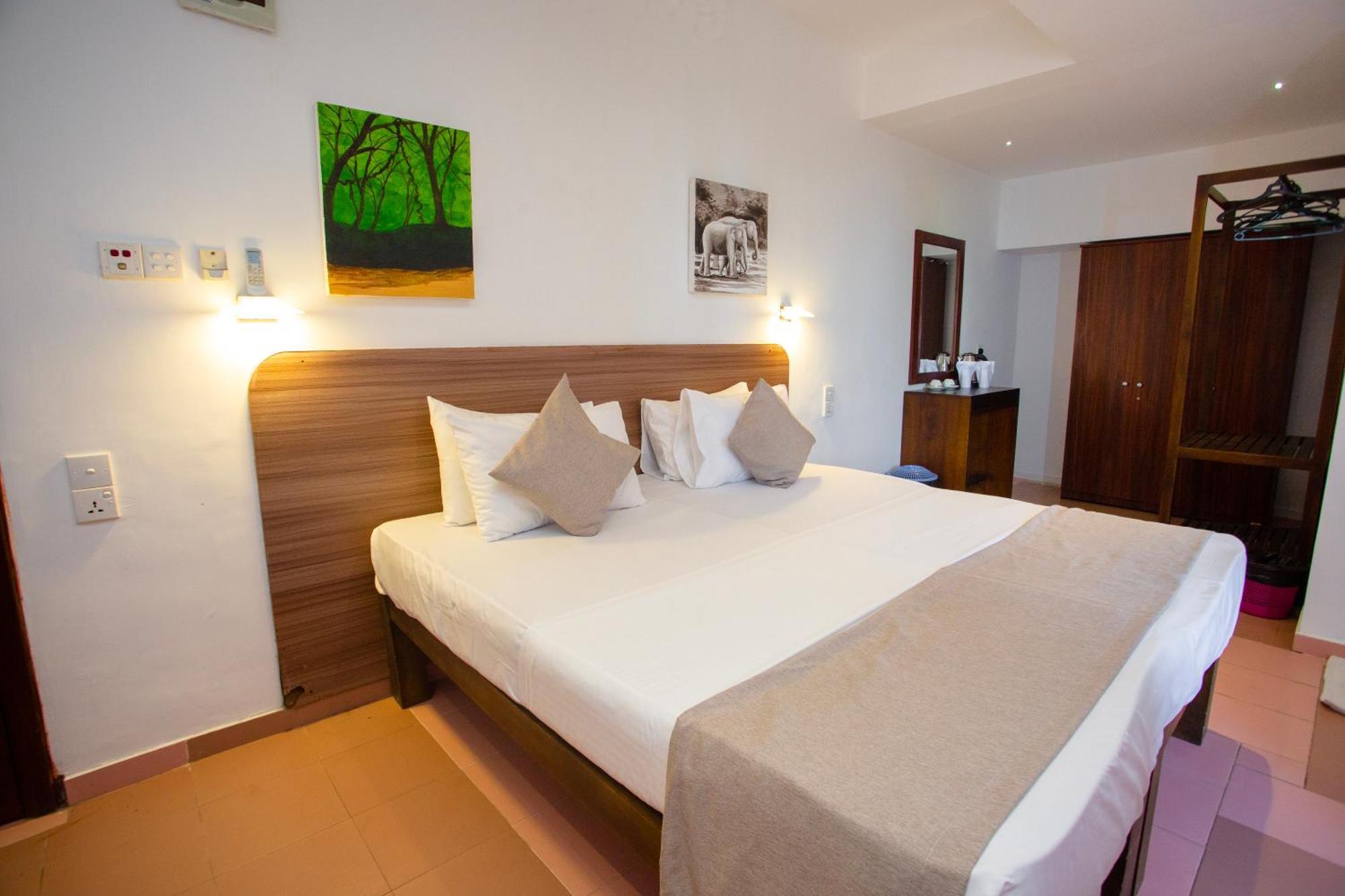 Lucky Seven Hikkaduwa Hotel Bagian luar foto