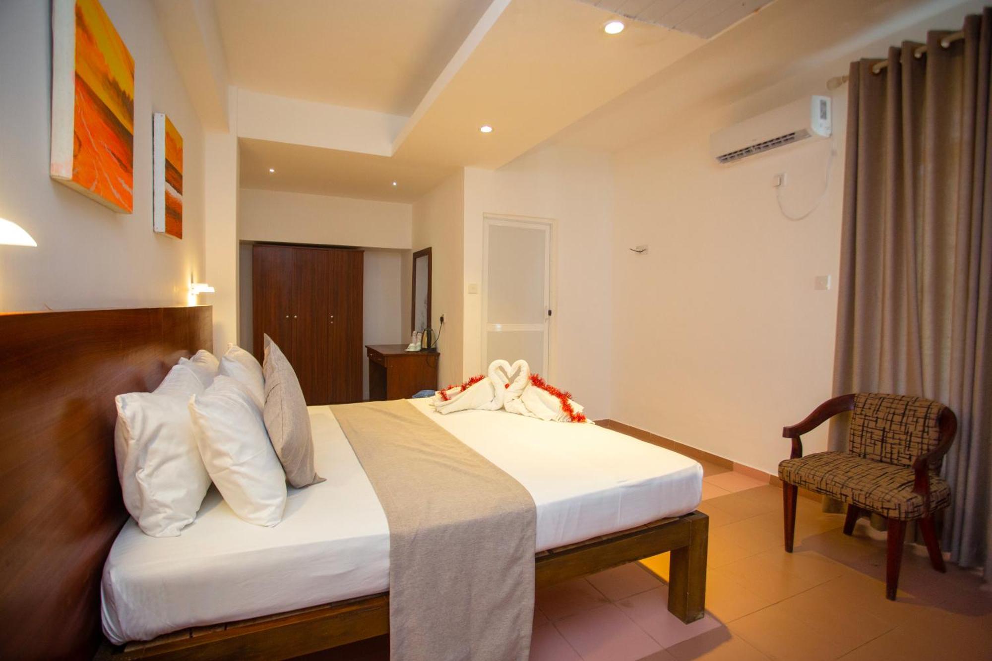 Lucky Seven Hikkaduwa Hotel Bagian luar foto