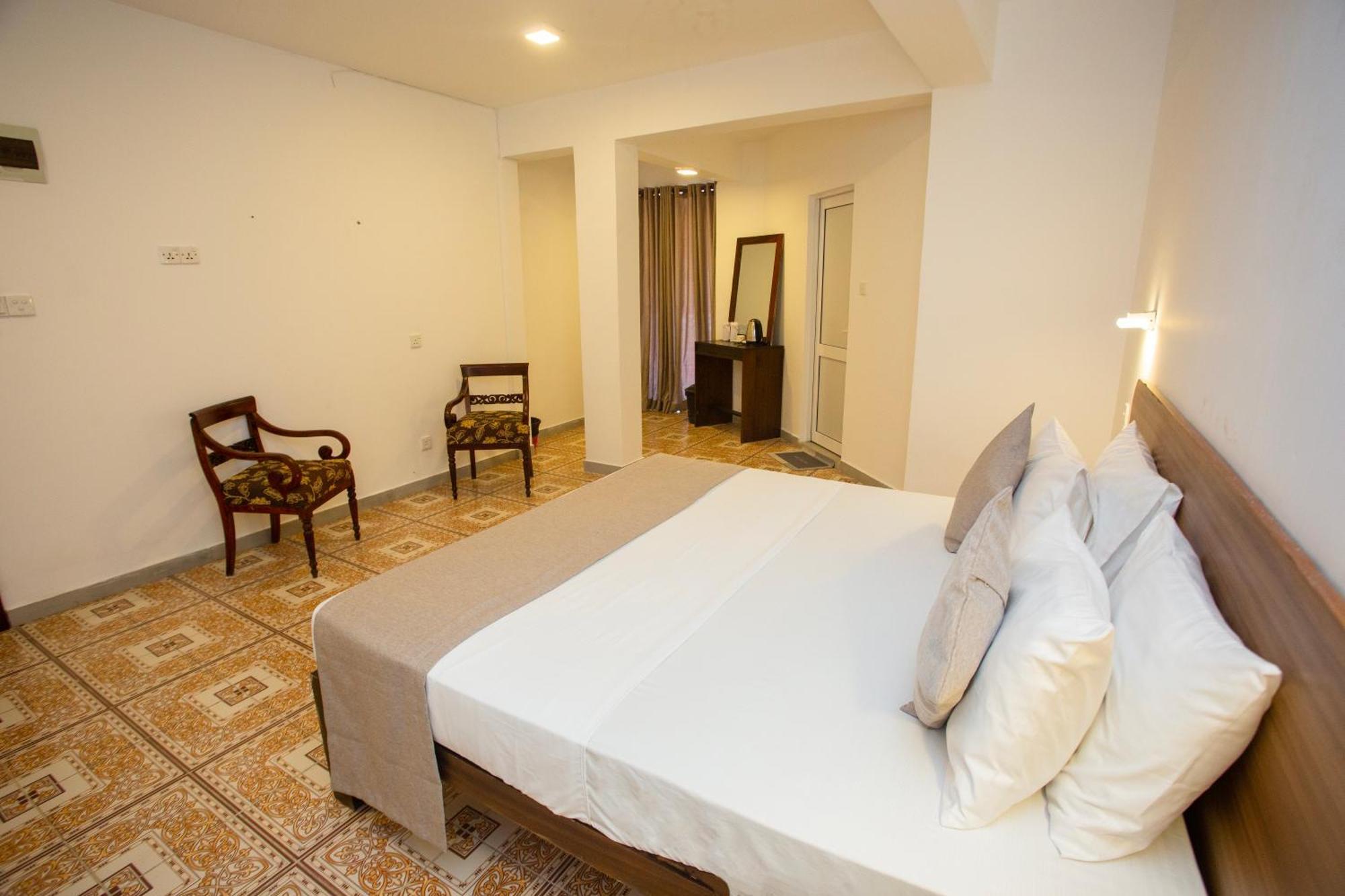 Lucky Seven Hikkaduwa Hotel Bagian luar foto