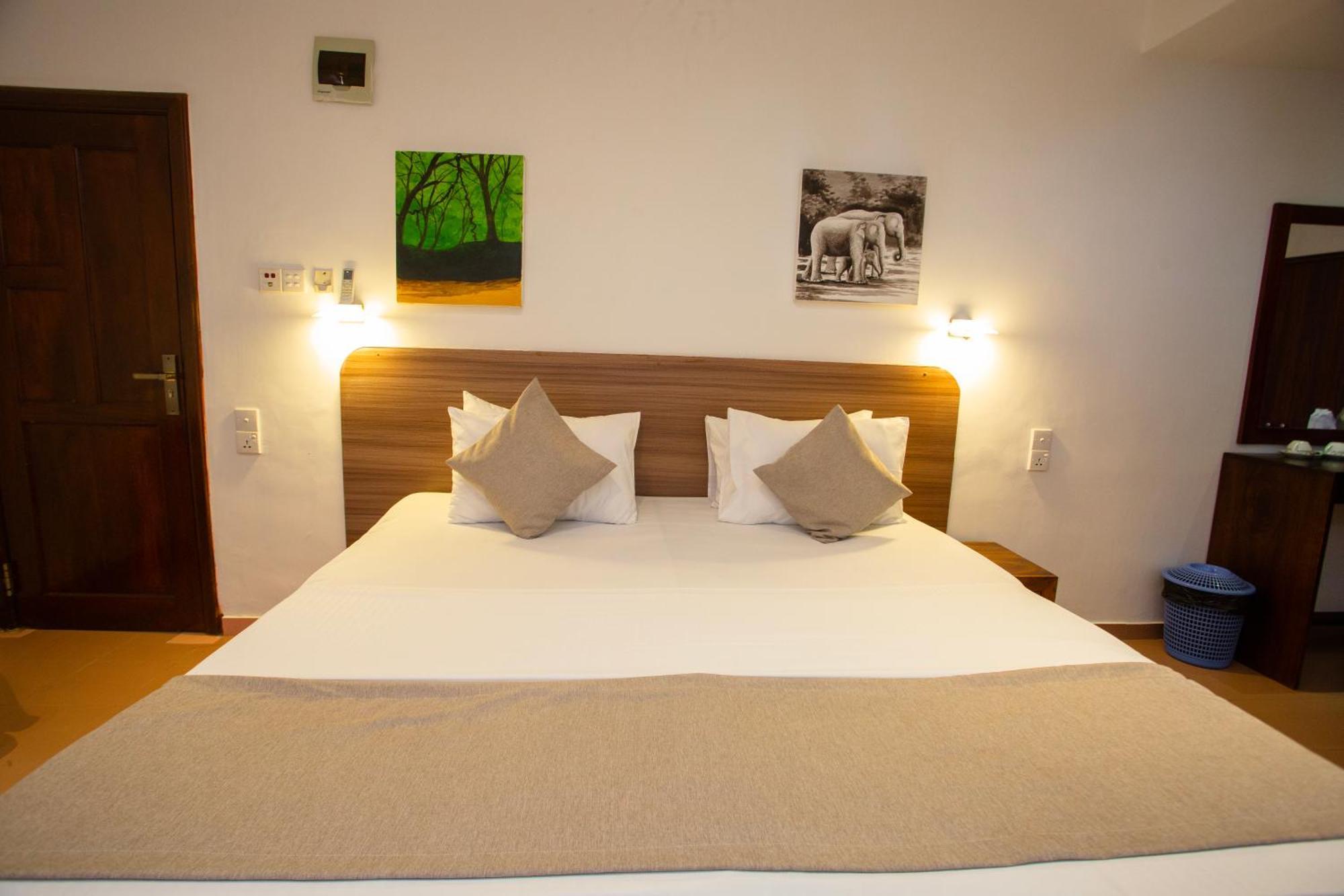 Lucky Seven Hikkaduwa Hotel Bagian luar foto