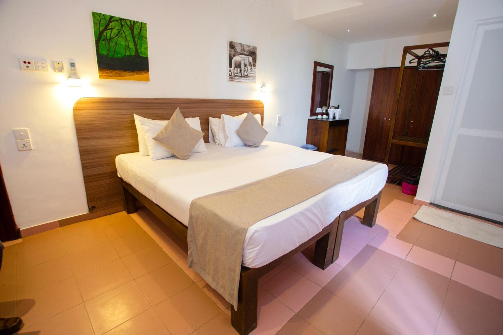 Lucky Seven Hikkaduwa Hotel Bagian luar foto