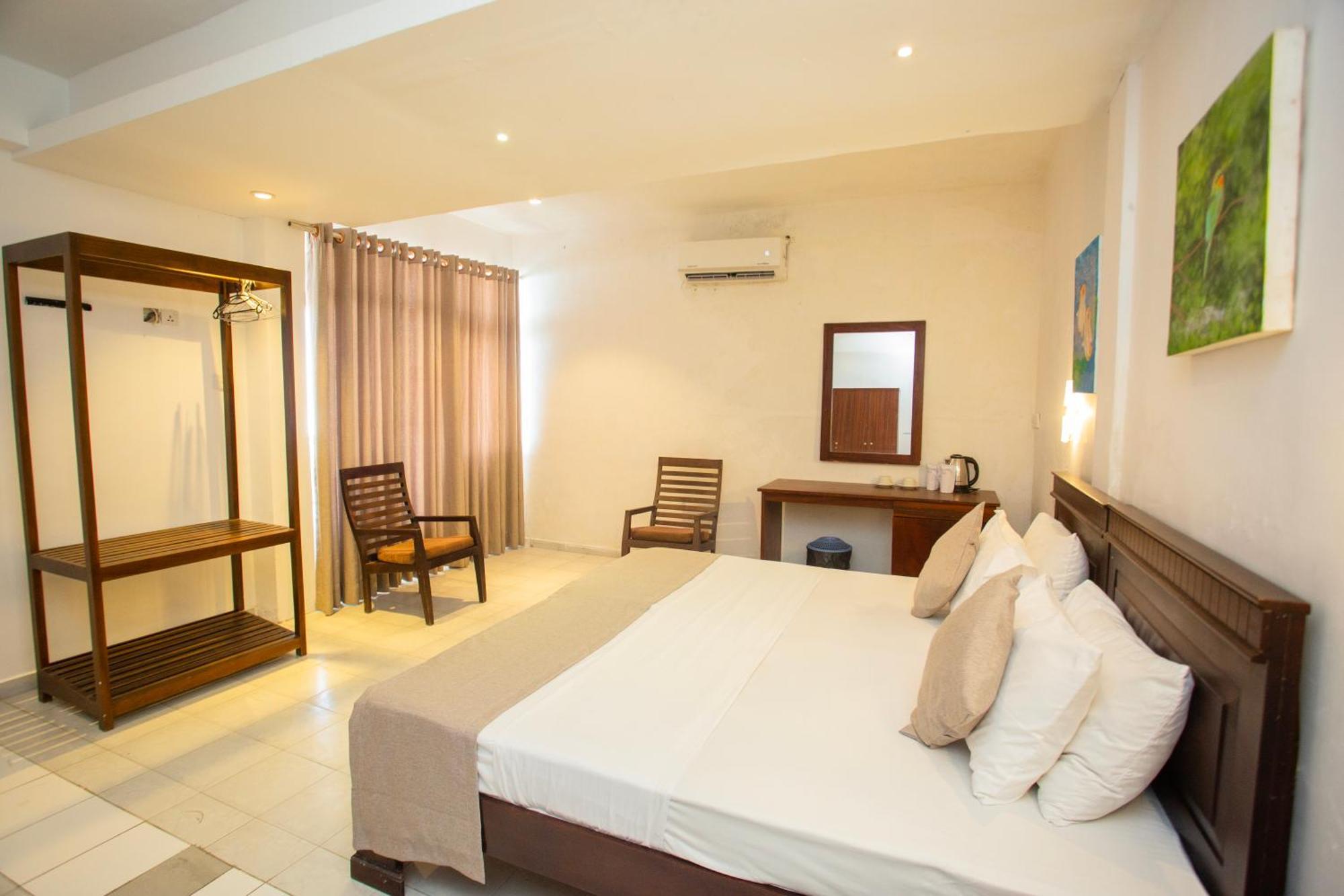 Lucky Seven Hikkaduwa Hotel Bagian luar foto